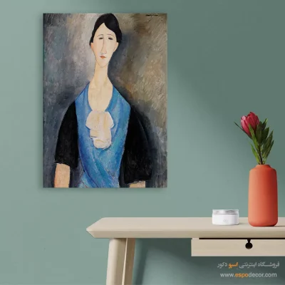 زن جوان آبی پوش - اسپو دکور