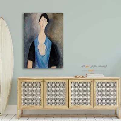 زن جوان آبی پوش - اسپو دکور