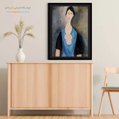 زن جوان آبی پوش - اسپو دکور