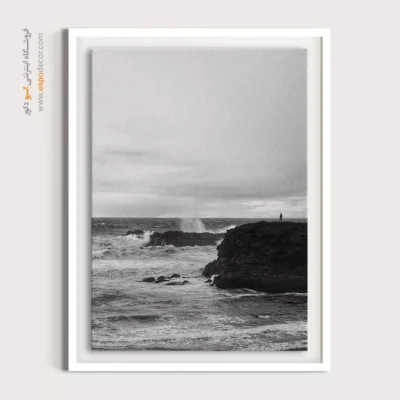 تابلو اقیانوس سیاه و سفید - صخره در موج – تابلو سیاه و سفید - اسپو دکور
