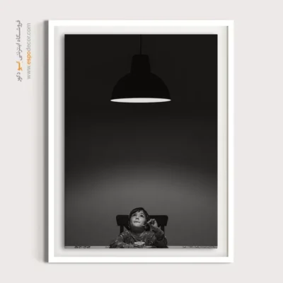 تابلو پرتره مفهومی کودک - زیر نور امید – تابلو سیاه و سفید - اسپو دکور