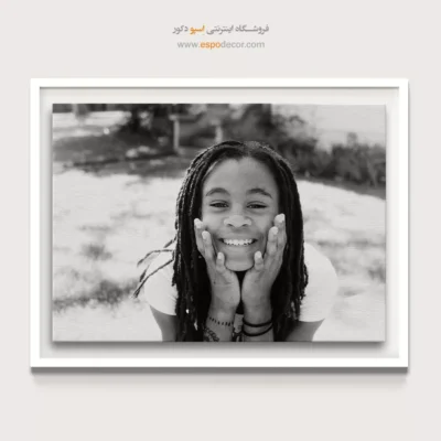 تابلو سیاه و سفید با انرژی مثبت - لبخند در نور – تابلو سیاه و سفید - اسپو دکور