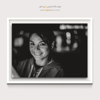 تابلو پرتره سیاه و سفید زن - لبخند نورانی – تابلو سیاه و سفید - اسپو دکور